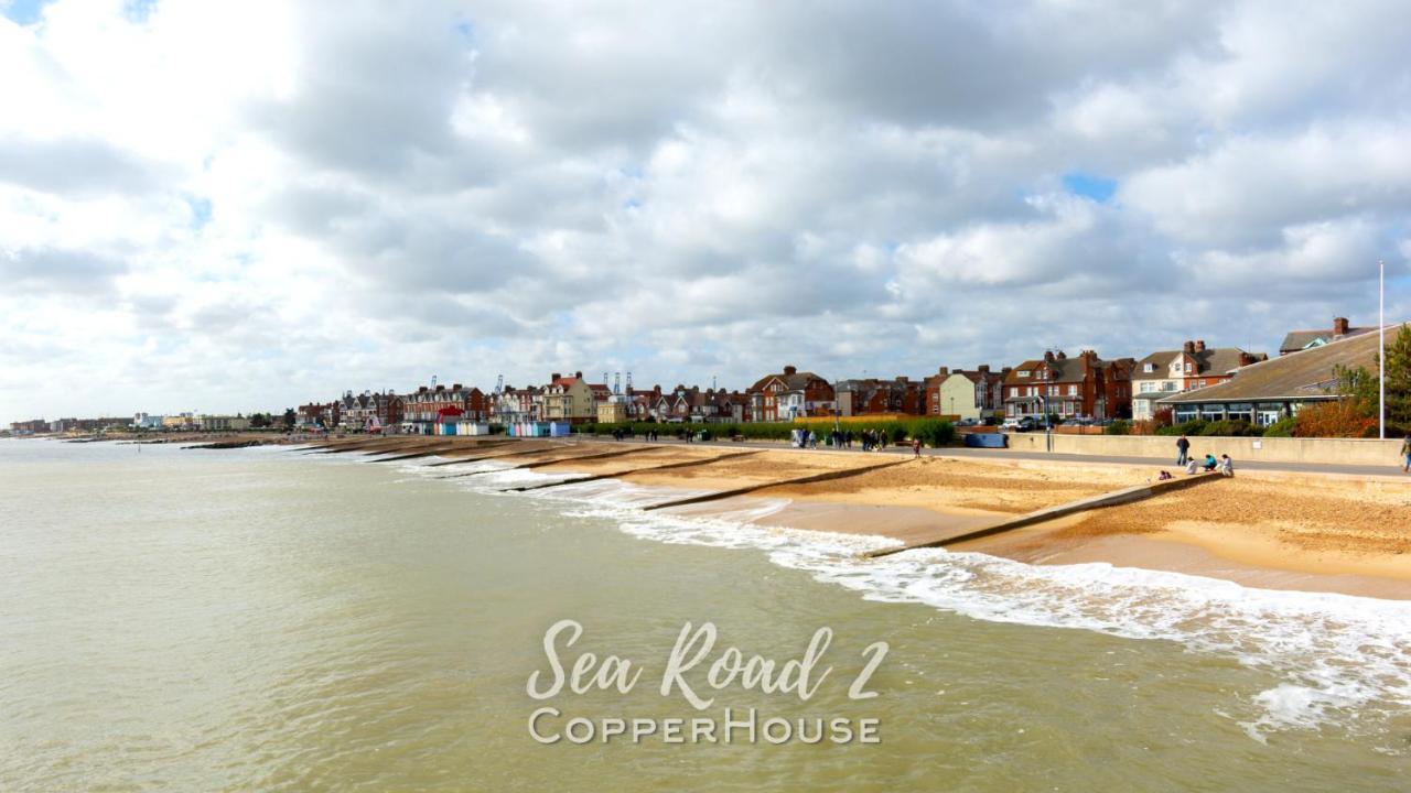 Beautiful Apartments On The Sea Front - Sea Road 2 Филикстоу Экстерьер фото