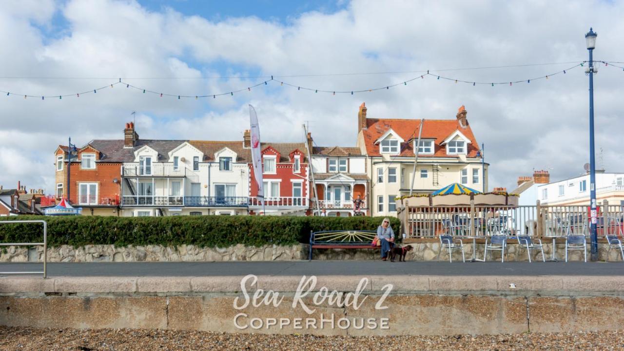 Beautiful Apartments On The Sea Front - Sea Road 2 Филикстоу Экстерьер фото